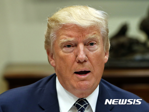 【워싱턴=AP/뉴시스】도널드 트럼프 미국 대통령이 18일(현지시간) 워싱턴 백악관 루즈벨트룸에서 군인들과 오찬을 갖기 전 발언하고 있다. 2017.07.19 