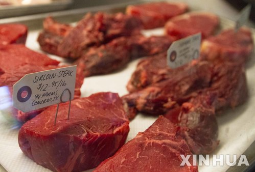 【휴스턴=신화/뉴시스】 미 농무부(USDA)는 18일(현지시간) 열한살 짜리 암소 한 마리에서 비정형 ‘소해면상뇌증(BSE, 광우병)’에 대한 양성반응이 나타났다고 발표했다. 미 농무부는 해당 소가 앨라배마 축산시장에서 이상 증세를 보여 검사를 한 결과 비정형 광우병 양성 판정을 받았다면서 보다 구체적인 조사를 진행하고 있다고 밝혔다. 사진은 지난 14일 미국 텍사스 주 휴스턴의 한 정육점에 진열돼 있는 쇠고기 모습. 2017.07.19.