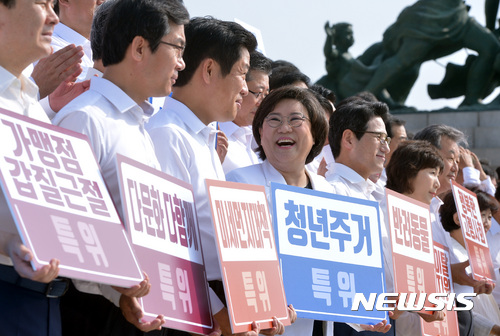 【서울=뉴시스】이영환 기자 = 19일 오전 서울 여의도 국회 본청 앞 계단에서 열린 바른정당 민생특별위원회 20 출범 및 발대식에 참석한 이혜훈 대표가 유의동 의원과 이야기를 나누며 미소짓고 있다. 2017.07.19.  20hwan@newsis.com