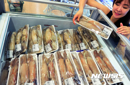 【서울=뉴시스】이종철 기자 = 19일 서울의 한 대형마트에서 소비자가 오징어를 살펴보고 있다. 국제유가 하락 영향으로 생산자물가가 지난달까지 4개월 연속 내렸지만 어획량이 줄어든 오징어는 최근 '금(金)징어'라는 말이 나올 정도로 값이 계속 뛰고 있다. 2017.07.19.jc4321@newsis.com