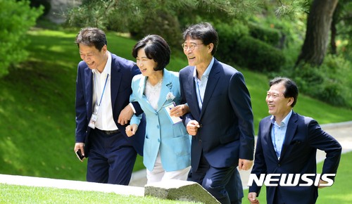 【서울=뉴시스】전신 기자 = 더불어민주당 추미애 대표가 19일 청와대 상춘재에서 열린 정당 대표 초청 정상외교 성과 설명회에 임종석 비서실장, 장하성 정책실장과 팔짱을 끼고 참석하고 있다. 2017.07.19. photo1006@newsis.com