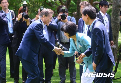 【서울=뉴시스】전신 기자 = 문재인 대통령이 19일 청와대 상춘재에서 열린 정당 대표 초청 정상외교 성과 설명회에 참석한 더불어민주당 추미애 대표와 인사하고 있다. 2017.07.19. photo1006@newsis.com