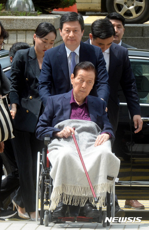 【서울=뉴시스】조성봉 기자 = 신격호 롯데그룹 총괄회장이 19일 오후 서울 서초구 서울중앙지방법원에서 열린 ‘ '롯데 오너가 비리' 관련 재판에 출석하고 있다. 뒤는 신동주 SDJ코퍼레이션 회장. 2017.07.19.suncho21@newsis.com