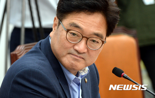 【서울=뉴시스】박영태 기자 = 우원식 더불어민주당 원내대표가 19일 오후 서울 영등포구 여의도 국회 원내대표회의실에서 진행된 경제민주화 민생입법 간담회에 자리하고 있다. 2017.07.19. since1999@newsis.com