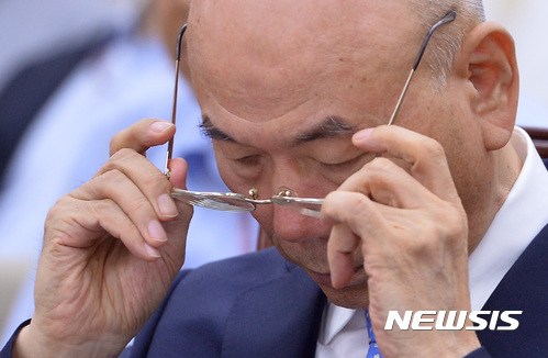 【서울=뉴시스】이영환 기자 = 이효성 방송통신위원회 위원장 후보자가 19일 오후 서울 여의도 국회 미래창조과학방송통신위원회 회의실에서 속개된 인사청문회에서 안경을 착용하고 있다. 2017.07.19.&nbsp; 20hwan@newsis.com