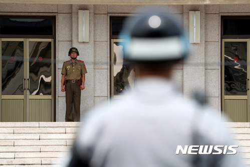 【파주=뉴시스】박진희 기자 = 문재인 대통령 "대북정책은 정치·인도적 부분으로 구별해 미국과 얘기해야 한다"고 밝힌 19일 오후 경기도 파주시 판문점 북측 건물인 판문각 앞에서 북한 경비병이 경계 근무를 하고 있다. 2017.07.19. pak7130@newsis.com