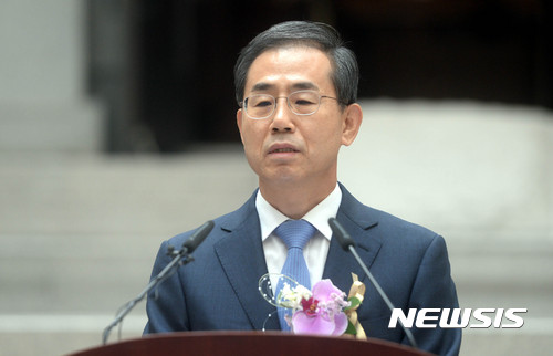 【서울=뉴시스】조성봉 기자 = 조재연 대법관이 2017년 7월19일 서울 서초구 대법원 로비에서 열린 신임 대법관 취임식에서 취임사를 하고 있다. 2017.07.19.suncho21@newsis.com