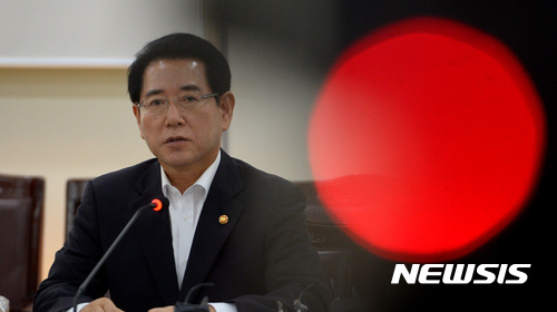 【세종=뉴시스】강종민 기자 = 미국 소에서 광우병으로 불리는 소해면상뇌증(BSE) 발생한 가운데 김영록 농림축산식품부 장관이 19일 오후 정부세종청사 농식품부 대회의실에서 미국산 쇠고기 검역강화 등 국내 쇠고기 유통망 안전성 강화를 위한 관계기관 대책회의를 주재하고 있다. 2017.07.19. ppkjm@newsis.com