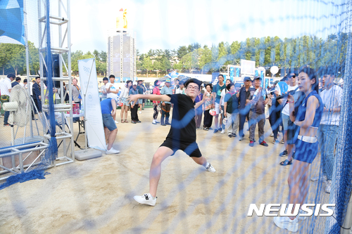 【대구=뉴시스】우종록 기자 = 19일 대구 달서구 두류공원 일대에서 개막한 ‘2017 대구 치맥페스티벌'을 찾은 방문객이 후원사가 마련한 '스트라이크 존' 체험형 이벤트를 즐기고 있다. 2017.07.19. wjr@newsis.com