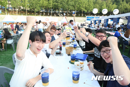 【대구=뉴시스】우종록 기자 = 19일 오후 대구 달서구 두류공원 일대에서 개막한 ‘2017 대구 치맥페스티벌'을 찾은 방문객들이 무더운 날씨에도 아랑곳하지 않고 야외 행사장에서 맥주와 함께 치킨을 즐기고 있다. 2017.07.19. wjr@newsis.com