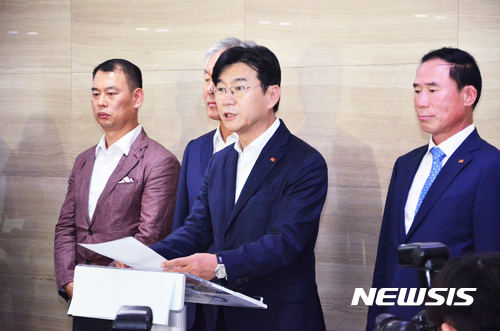 【서울=뉴시스】박기영 한국 프랜차이즈 산업협회 회장(오른쪽 세번째)이 지난 19일 서울 여의도 중소기업중앙회에서 기자회견을 갖고 "여러 가지 일로 국민 여러분에게 불편한 심경을 끼쳐 드리고 있는데 대해 프랜차이즈 산업인들을 대표하여 진심으로 국민여러분에게 사과드린다고 밝혔다. 2017.07.19. (사진=한국 프랜차이즈 산업협회 제공) photo@newsis.com