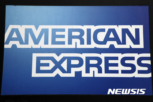 【뉴욕 = AP/뉴시스】 = 10월 19일 올3분기 실적 발표와 동시에 오랜동안의 CEO겸 회장 케네스 체놀트의 내년 은퇴를 발표한 아메리컨 익스프레스사. 