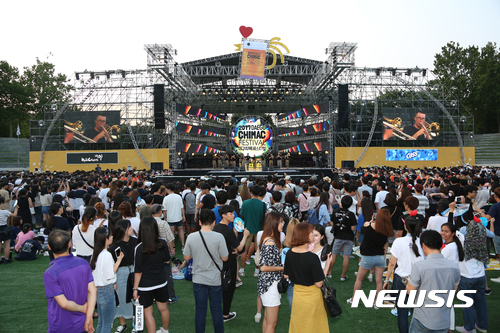 【대구=뉴시스】우종록 기자 =&nbsp; 19일 오후 대구 달서구 두류공원 일대에서 '2017 대구 치맥페스티벌'이 열리고 있다. 23일까지 열리는 이번축제에는 치킨 43만마리, 맥주 30만ℓ가 준비된다. 2017.07.19. wjr@newsis.com