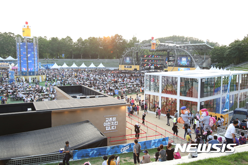 【대구=뉴시스】우종록 기자 = 19일 오후 대구 달서구 두류공원 일대에서 '2017 대구 치맥페스티벌'이 열리고 있다. 23일까지 열리는 이번축제에는 치킨 43만마리, 맥주 30만ℓ가 준비된다. 2017.07.19.&nbsp; wjr@newsis.com 