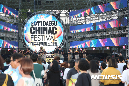 【대구=뉴시스】우종록 기자 = 19일 오후 대구 달서구 두류공원 일대에서 '2017 대구 치맥페스티벌'이 열리고 있다. 23일까지 열리는 이번축제에는 치킨 43만마리, 맥주 30만ℓ가 준비된다. 2017.07.19. wjr@newsis.com