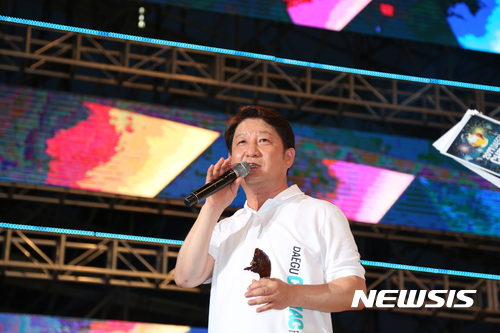 【대구=뉴시스】우종록 기자 = 19일 오후 대구 달서구 두류공원 일대에서 열린 '2017 대구 치맥페스티벌'을 찾은 권영진 대구시장이 개막식 인사를 하고 있다. 2017.07.19.&nbsp; wjr@newsis.com 