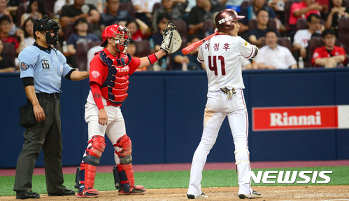 【서울=뉴시스】 권현구 기자 = 19일 오후 서울 구로구 고척스카이돔에서 열린 2017 타이어뱅크 KBO리그 기아 타이거즈와 넥센 히어로즈의 경기, 7회말 2사 2,3루 상황 넥센 이정후가 타석에 들어서가 기아가 고의사구로 이정후를 거르고 있다. 2017.07.19. stoweon@newsis.com