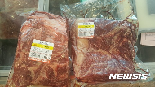 【수원=뉴시스】 경기도특별사법경찰단은 불법행위를 저지른 축산물 제조·유통·판매업체 91곳을 적발했다고 20일 밝혔다. 사진은 유통기한을 바꿔 표시한 한우 등심. 2017.07.20. (사진=경기도 제공) photo@newsis.com