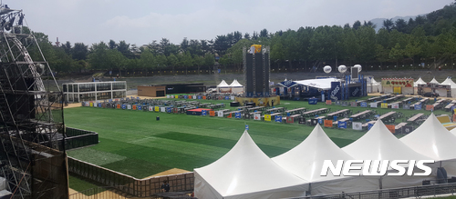 【대구=뉴시스】박준 기자 = 세계적인 축제로 떠오르고 있는 2017대구치맥페스티벌이 화려한 막을 올린 가운데 올해 축제에는 관람객들을 위한 다양한 편의시설이 마련돼 눈길을 끌고 있다. 치맥축제 메인무대인 두류 야구장 바닥에 인조잔디가 깔려 있다. 2017.07.20june@newsis.com