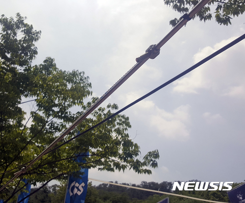 【대구=뉴시스】박준 기자 = 세계적인 축제로 떠오르고 있는 2017대구치맥페스티벌에 대구의 더위를 식힐 수 있는 쿨링포그 로드 2곳이 설치돼 축제 관람객들에게 편의를 제공하고 있다. 2017.07.20june@newsis.com