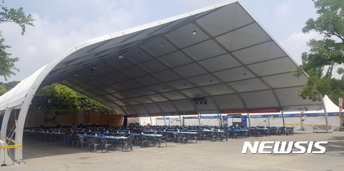 【대구=뉴시스】박준 기자 = 2017대구치맥페스티벌이 축제 관람객들을 위한 다양한 편의시설을 마련한 가운데 2·28 주차장에는 TFS 빅텐트가 설치돼 관람객들이 더위를 피해 치맥을 즐길 수 있도록 했다. 2017.07.20june@newsis.com