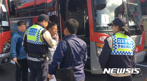 【제주=뉴시스】제주특별자치도 자치경찰이 수학여행단 교통사고 예방을 위해&nbsp; 제주로 수학여행 온 학생들을 실은 버스기사를 대상으로 음주여부 감지 서비스를 실시하고 있는 모습.(뉴시스 DB)