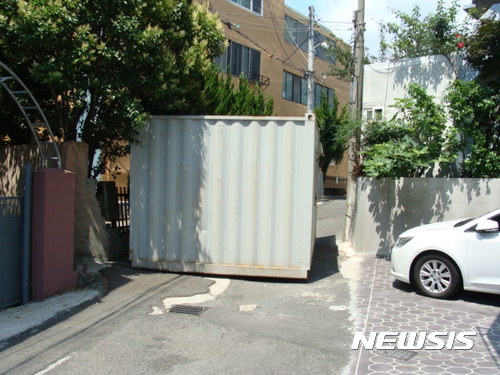 【울산=뉴시스】박일호 기자 = 20일 울산시 동구 방어동 산 55의 22번지 도로 한복판에 컨테이너 박스가 설치돼 통행을 막고 있다. 2017.07.20.&nbsp; piho@newsis.com