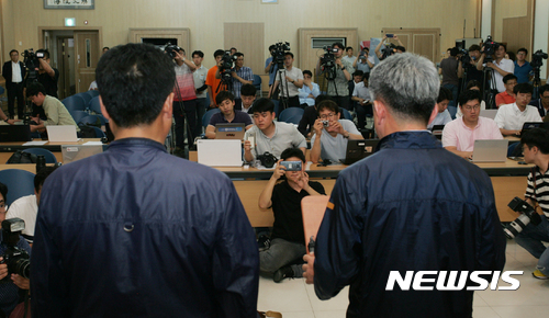 【청주=뉴시스】이병찬 기자 = 20일 충북 청주시 문화동 충북도청 대회의실에서 수해 중 유럽 국외 연수로 물의를 빚은 더불어민주당 최병윤(음성1) 의원과 자유한국당 박봉순(청주8) 의원(오른쪽부터)이 경위를 설명하고 있다..2017.07.20.&nbsp;&nbsp; bclee@newsis.com 