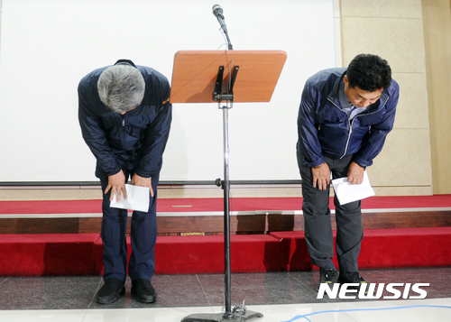 【청주=뉴시스】이병찬 기자 = 20일 충북 청주시 문화동 충북도청 대회의실에서 수해 중 유럽 국외 연수로 물의를 빚은 더불어민주당 최병윤(음성1 왼쪽) 의원과 자유한국당 박봉순(청주8) 의원이 고개를 숙여 사죄하고 있다..2017.07.20. bclee@newsis.com