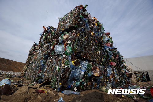 【민스크=AP/뉴시스】 미국 캘리포니아대학과 산타바버라대학, 조지아대학, 우즈홀해양연구소(the Woods Hole Oceanographic Institution) 등의 공동연구진은 19일(현지시간) ‘사이언스 어드밴스 저널’에 게재한 ‘플라스틱의 생산과 이용, 운명(Production, use, and fate of all plastics ever made)’이라는 제하의 논문을 통해 1950~2015년 사이 66년 동안 83억t의 플라스틱이 생산됐으며, 이중 75.9%인 63억t이 쓰레기로 폐기됐다고 발표했다. 폐기된 이들 플라스틱 중 재활용 비율은 9%에 그쳤으며 79%는 매립되거나 환경을 오염시키는 쓰레기로 방치됐으며, 12%는 소각처리된 것으로 나타났다. 2017.07.20.
