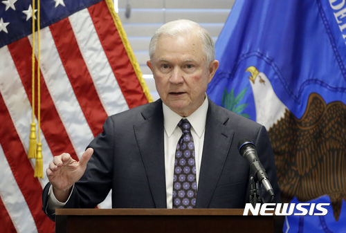 【라스베이거스(미 네바다주)=AP/뉴시스】제프 세션스 미 법무장관이 지난 12일 라스베이거스에서 연설하고 있다. 도널드 트럼프 미 대통령은 20일 뉴욕 타임스와의 인터뷰에서 세션스 법무장관이 러시아의 대선 개입 의혹에 대한 조사에서 빠질 줄 알았다면 그를 법무장관에 임명하지 않았을 것이라고 말했다. 대통령이 자신이 직접 선택한 장관을 직접 비난하는 것은 극히 이례적이다. 2017.7.20