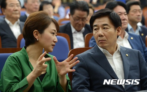 【서울=뉴시스】홍효식 기자 = 이용호(오른쪽) 국민의당 정책위의장과 이언주 원내수석부대표. 2017.07.20. yesphoto@newsis.com