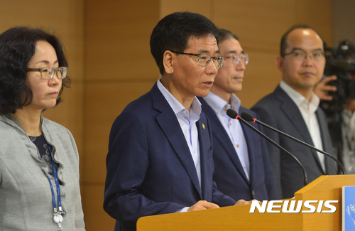 【서울=뉴시스】고승민 기자 = 이성기 고용노동부 차관이 20일 오전 서울 종로구 정부서울청사에서 공공부문 비정규직 정규직 전환 가이드라인을 발표하고 있다. 2017.07.20.&nbsp; kkssmm99@newsis.com