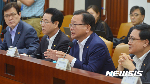 【서울=뉴시스】고승민 기자 = 김부겸 행정자치부 장관이 20일 오전 서울 종로구 정부서울청사에서 열린 경제관계장관회의에서 김동연 경제부총리 겸 기획재정부 장관의 모두발언 후 발언하고 있다. 2017.07.20. kkssmm99@newsis.com