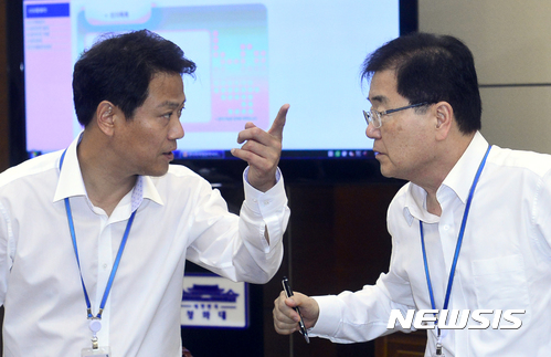 【서울=뉴시스】전진환 기자 = 임종석(왼쪽) 대통령비서실장과 정의용 국가안보실장이 20일 오전 청와대 여민관 소회의실에서 열리는 수석 보좌관회의에 참석해 논의하고 있다. 2017.07.20. amin2@newsis.com