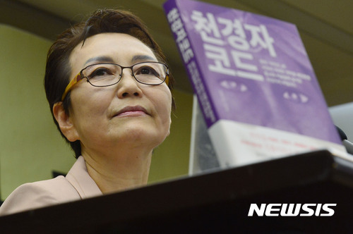 【서울=뉴시스】최동준 기자 = 천경자 화백의 차녀 김정희 씨가 20일 서울 중구 프레스센터에서 천 화백의 '미인도' 위작 여부를 분석한 책 '천경자 코드' 출간 기자회견을 열고 취재진 질문을 듣고 있다. 2017.07.20. photocdj@newsis.com