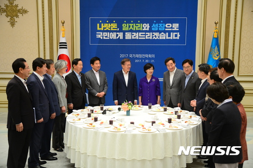 【서울=뉴시스】전신 기자 = 문재인 대통령이 20일 청와대 영빈관에서 열린 국가재정전략회의에 앞서 이낙연 국무총리, 김동연 경제부총리 겸 기획재정부 장관, 더불어민주당 추미애 대표 등 참석자들과 함께 차를 마시며 환담을 나누고 있다. 2017.07.20.&nbsp; photo1006@newsis.com 