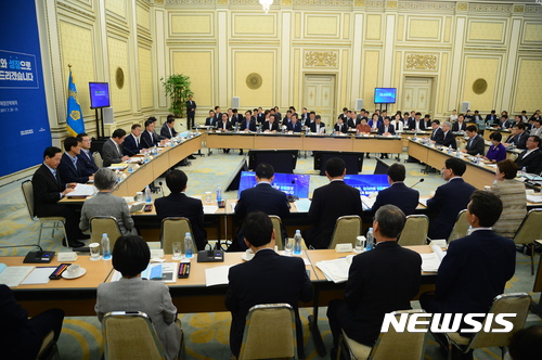 【서울=뉴시스】전신 기자 = 문재인 대통령이 20일 청와대 영빈관에서 열린 국가재정전략회의서 모두발언하고 있다. 2017.07.20. photo1006@newsis.com