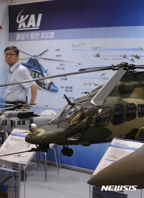 【서울=뉴시스】김선웅 기자 = 20일 오후 서울 강남구 코엑스에서 열린 2017 국방 과학기술 대제전 내 KAI(한국항공우주산업) 부스에 한국형 기동헬기 수리온 모형이 전시돼 있다.&nbsp; 수리온 방산비리와 관련해 KAI는 일감 몰아주기 정황으로 본사를 비롯해 협력사까지 검찰에 압수수색을 받았으며 하성용 사장은 방위산업비리와 관련해 본격적인 수사 대상에 오르며 20일 전격 사퇴했다. 검찰은 이날 KAI 임원진을 소환해 조사 중이다. 2017.07.20.&nbsp; mangusta@newsis.com
