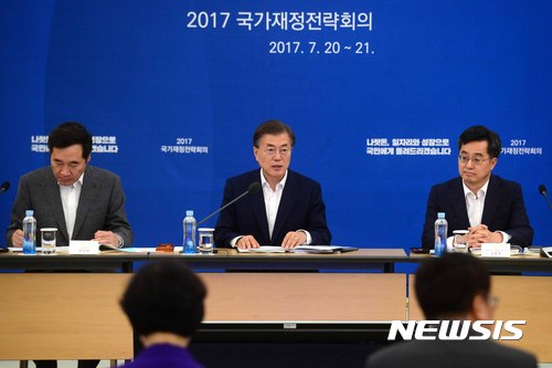 【서울=뉴시스】지난해 7월 국가재정전략회의에서 모두 발언 중인 문재인 대통령(가운데)과 이낙연 국무총리(왼쪽), 김동연 경제부총리 겸 기획재정부 장관(오른쪽) 모습. 2017.07.20.