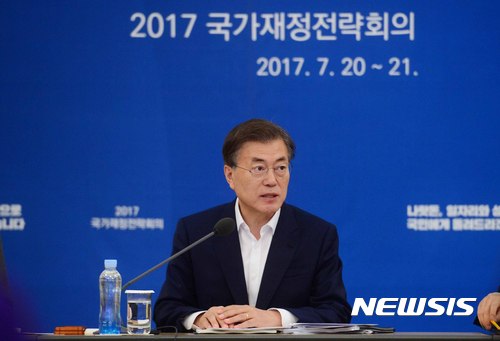 【서울=뉴시스】전신 기자 = 문재인 대통령이 20일 청와대 영빈관에서 열린 국가재정전략회의에서 모두발언하고 있다. 2017.07.20.&nbsp; photo1006@newsis.com