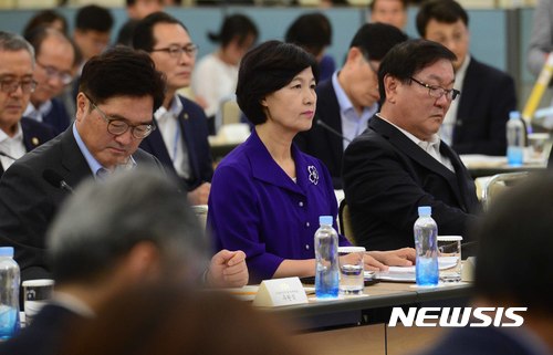 【서울=뉴시스】전신 기자 = 더불어민주당 추미애 대표가 20일 청와대 영빈관에서 열린 국가재정전략회의에서 문재인 대통령의 모두발언을 경청하고 있다. 2017.07.20.&nbsp; photo1006@newsis.com 