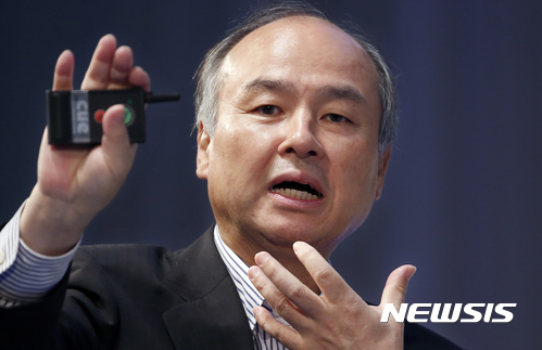 【도쿄=AP/뉴시스】손정의(일본명 손마사요시) 일본 소프트뱅크 최고경영자(CEO)가 20일 도쿄의 한 호텔에서 열린 소프트뱅크 월드 프리젠테이션에 참석해 발언하고 있다. 일본 최고 부호인 손 최고경영자는 이날 앞으로는 대규모 데이터가 암 치료를 돕고 사고 없는 운전, 보다 안전한 식품을 키우는 것이 가능하게 될 것이라고 말했다. 2017.7.20