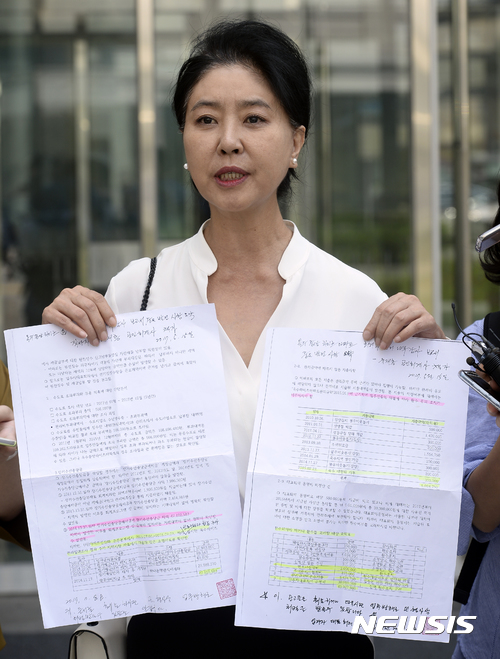 【서울=뉴시스】최진석 기자 = 아파트 난방비 비리 의혹과 관련해 SNS에 글을 올려 명예훼손 등의 혐의로 피소된 배우 김부선씨가 지난해 7월20일 오후 송파구 서울동부지방법원에서 열린 항소심 2차 공판을 마친 뒤 아파트 관련 자료를 들고 취재진의 질문에 답하고 있다. 2017.07.20. myjs@newsis.com