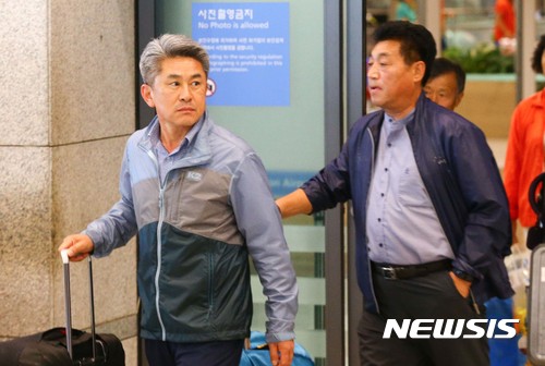 【인천공항=뉴시스】홍찬선 기자 = 유례없는 수해에도 불구하고 유럽 해외 연수를 떠났던 충청북도 의회 최병윤(앞)의원과 박봉순의원이 20일 오후 인천공항을 통해 입국하고 있다. 2017.07.20. photo@newsis.com