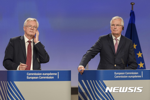 【브뤼셀=AP/뉴시스】 20일 유럽연합 본부에서 2차 브렉시트 협상을 마친 미셀 바르니에 EU 대표(오른쪽)와 데이비드 데이비스 영국 대표가 공동 기자회견을 하고 있다. 브렉시트 협상은 지난달 말 개시됐으며 한 달에 나흘간 한 번 씩 진행된다. 2017. 7. 20. 