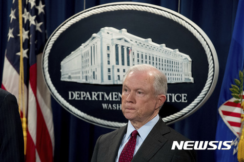 【워싱턴=AP/뉴시스】 제프 세션스 법무장관이 20일(현지시간) 법무부 청사에서 열린 기자회견에서 참석하고 있다. 그는 이날 자신이 러시아 내통 의혹 수사에서 빠진 사실에 대한 도널드 트럼프 미국 대통령의 비판에도 사임하지 않겠다는 의사를 밝혔다. 2017.07.21