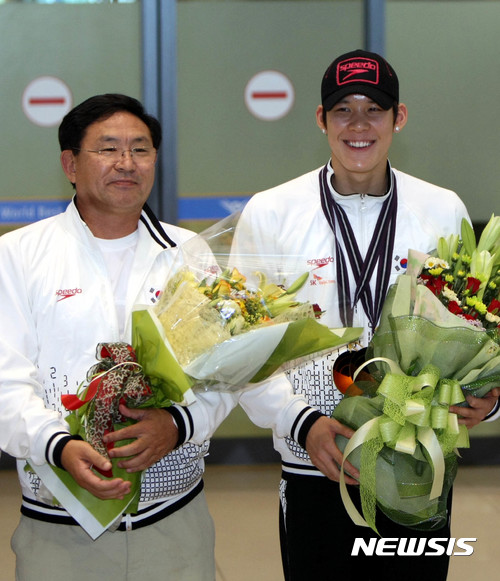 【서울=뉴시스】박석기 감독(왼쪽)과 박태환.(사진=뉴시스DB)