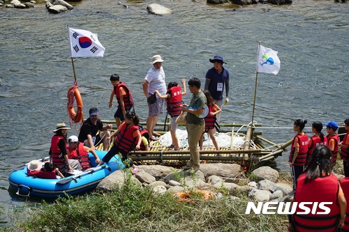 【함양=뉴시스】정경규 기자 = 경남 함양군에서 오는 29~30일 이틀동안 펼쳐지는 ‘2017년 지리산 엄천강변축제’의 뗏목타기 체험.2017.07.23.(사진=함양군 제공)photo@newsis.com