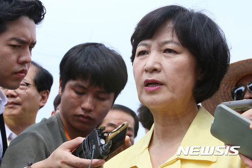 【청주=뉴시스】인진연 기자 = 추미애 더불어민주당 대표가 21일 오전 충북 청주시 흥덕구 오송읍 인근 수해현장을 찾아 기자들의 질문에 답하고 있다. 2017.07.21.&nbsp; inphoto@newsis.com 